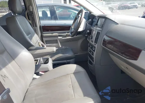 2010 Chrysler Town & Country Touring z USA, uszkodzony, nr VIN 2A4RR5D18AR284797